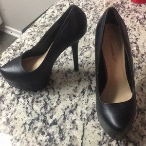 Black leather platform pumps